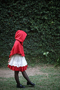 穿着小红兜帽装和AP的肖像女青年女士森林篮子小路魔法骑术故事电影戏服孩子图片