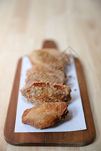 以木本为背景的炸鸡胸部翅膀营养盘子饮食油炸餐厅叶子沙拉木头图片