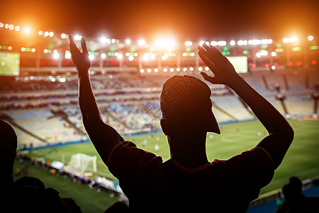 足球迷支援队在拥挤的足球场观众联盟游戏团队紫色扇子竞技场镜片冠军行动背景图片