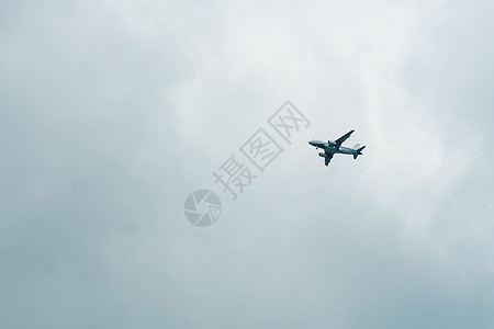 飞机在云层中飞行 准备降落在一个热带岛屿上旅游客机天际空速巡航日落翅膀安全蓝色空气图片