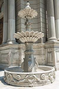 宫殿园中的古板喷泉图片
