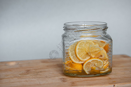 在玻璃罐中用糖和柠檬切成薄片果汁排毒香料橘味石匠乡村水果食物装饰风格图片