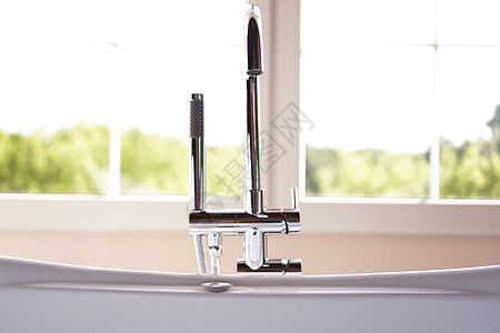 现代洗手间 在明亮的室内 有大窗户房子木头蒸汽浴缸温泉公寓龙头淋浴建筑学奢华图片