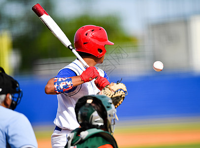 参加棒球比赛的年轻运动男孩运动员竞争捕手面糊玩家行动野手手套场地游戏图片