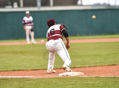 参加棒球比赛的年轻运动男孩投手蝙蝠裁判罢工行动面糊青少年竞赛竞技野手图片