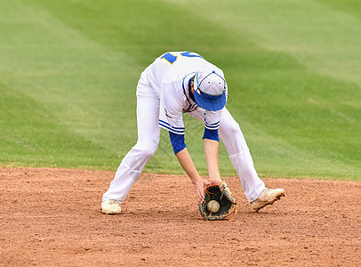 参加棒球比赛的年轻运动男孩蝙蝠跑步野手男生行动玩家运动员竞赛面糊手套图片