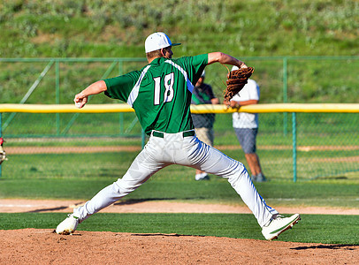 参加棒球比赛的年轻运动男孩玩家竞技捕手手套投手裁判行动场地沥青面糊图片