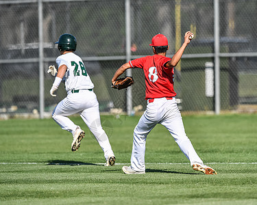 参加棒球比赛的年轻运动男孩野手运动员裁判沥青蝙蝠分数场地男生面糊游戏图片