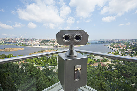 在城市上空的空中观视平台上的望远镜蓝色观景风景咖啡馆乡村景点旅行鸟瞰图天线树木图片