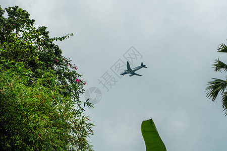 飞机在云层中飞行 准备降落在一个热带岛屿上旅游巡航高度空速喷射天际奢华速度太阳涡轮图片