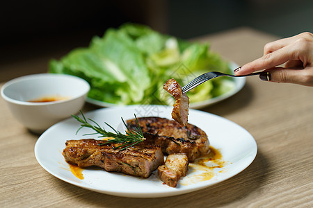 猪肉多汁牛排烧烤加蔬菜和香料食谱牛扒牛肉小吃多叶木板餐厅盘子炙烤猪肉图片