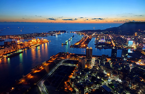 晚上高雄港的美丽景色风景港口码头天空仓库日落地平线起重机海洋泊位图片