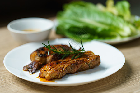 猪肉多汁牛排烧烤加蔬菜和香料炙烤沙拉用餐食谱草药猪肉木头多叶小吃烹饪图片