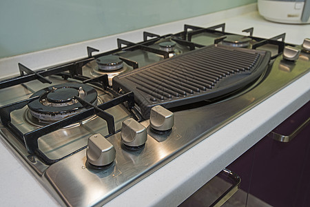 现代厨房烹饪器在豪华公寓内设计旋钮炉灶展示厅门把手装饰橱柜门炙烤热板煤气灶图片