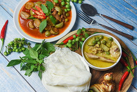 汤碗上的泰国菜绿咖喱和白盘上的红咖哩图片