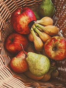 生锈的有机苹果 梨子和香蕉在柳篮中小吃市场食物乡村农民热带农场饮食水果农业图片