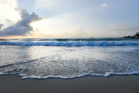 令人惊叹的沙沙热带海滩 带有海滩热带的周光图片