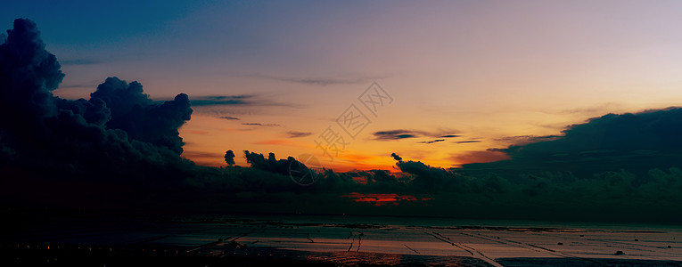 潮汐时海景全景和月光飞快的日落天空图片