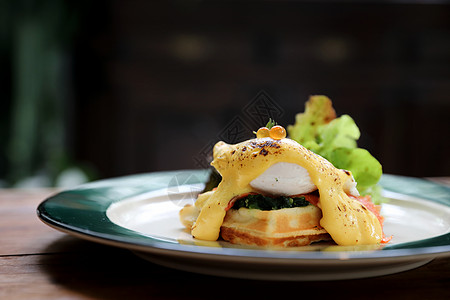 早餐鸡蛋甜饼 偷鸡蛋和黄酱烹饪菠菜熏制火腿桌子食物面包脆皮英语木头图片