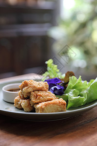 木本底葡萄酒上的日本炸豆豆腐素食烹饪饮食午餐香料沙拉盘子美食蔬菜芝麻图片