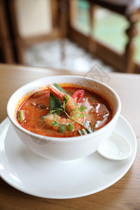 Tom Yum汤 泰国传统辣虾汤午餐用餐椰子草本植物盘子胡椒贝类食物柠檬牛奶图片