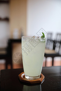木本日本柠檬水叶子柠檬水果玻璃薄荷野餐稻草桌子木头液体图片