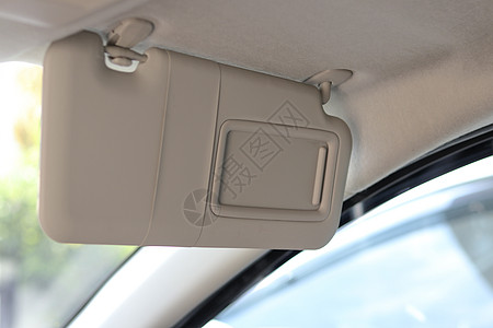 遮阳板可防止驾驶时阳光直射眼睛 上方汽车前方区域的遮阳板图片