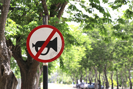 这里没有使用喇叭的标志 在路上有警告信号 !图片