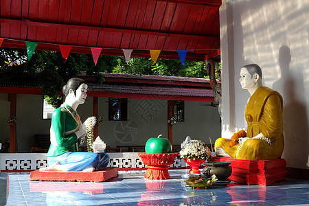 泰国楠邦省展馆的教会女教士和僧侣神像图片