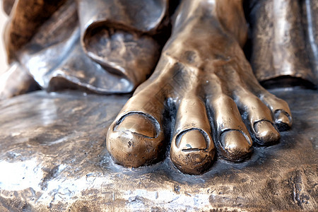 贴近青铜雕像的脚印图片