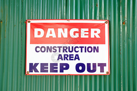 危险建筑区域禁止在绿色锌墙背景上签名图片