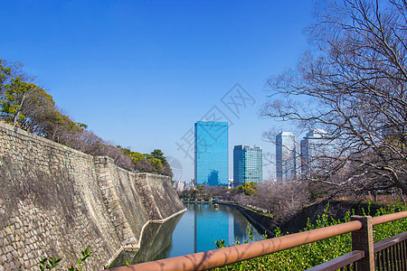 大阪城堡是日本最有名的地标之一 由船乘船环绕河岸观光图片