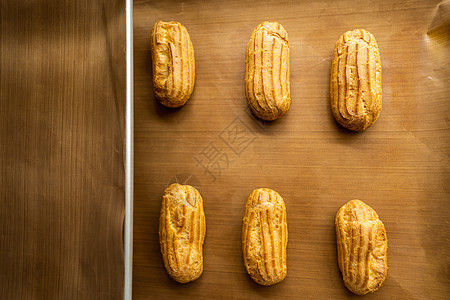 紧贴的巧克力烤面包家 制造了新鲜的脆饼和利润食物糕点盘子香草咖啡店厨房美食烹饪时间黄油图片