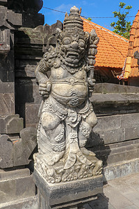 印度尼西亚巴厘岛 Tanah Lot 附近的巴图博隆神庙石像特写 作为守护者站在印度教寺庙入口外的一座雕刻精美的雕像 巴厘岛文化图片