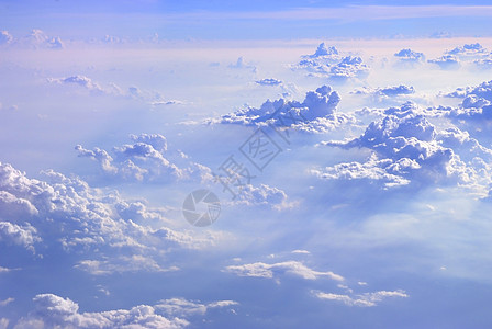 云层之上商业天空天堂引擎客机土地蓝色力量航班货物图片