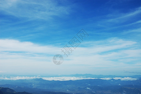 山上喷雾顶峰天空森林国家环境爬坡道蓝色全景旅行风景图片