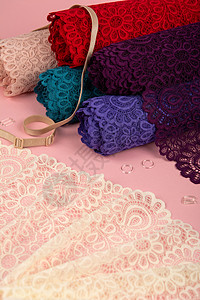 粉红色背景的带塑料配件的内裤和胸罩的精致鞋带卷 弹性材料 用于工作室和面料店婚礼装饰品魅力蕾丝纺织品磁带工艺丝绸店铺织物图片