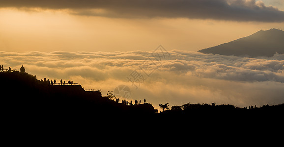 硬度尼西亚日出时云雾的景象薄雾环境旅行多云树木乡村风景吸引力生态旅游背景