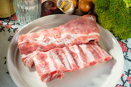 带蔬菜的猪排猪肉架子美食乡村营养空闲烹饪阳光肋条食物图片