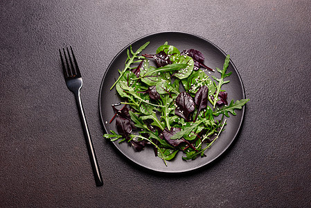 健康食品 沙拉混合与青菜 菠菜 牛血 甜菜叶和微绿蔬菜食物混合午餐小吃树叶沙拉饮食广告背景图片