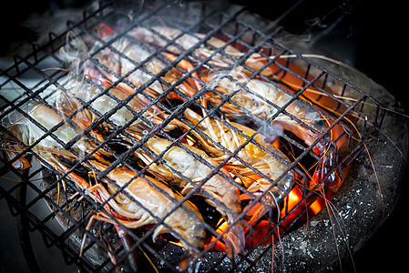 市场上的灰虾干淡水大虾街道烧烤美食午餐炙烤木炭烹饪餐厅海鲜贝类图片