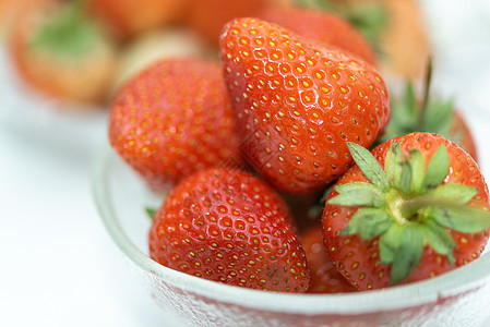 草莓红色新鲜鲜嫩果子 彩色甜汁团体宏观营养果汁美食浆果早餐花园美丽食物图片