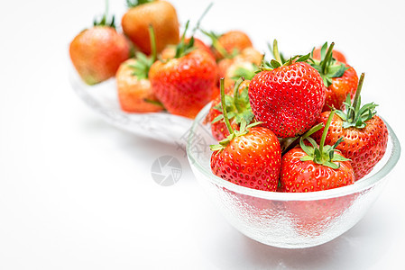 草莓红色新鲜鲜嫩果子 彩色甜汁果汁花园植物营养美食早餐美丽水果叶子浆果图片