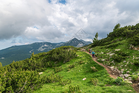 有两个山上徒步旅行者 在阳光明媚的夏日带着背包图片