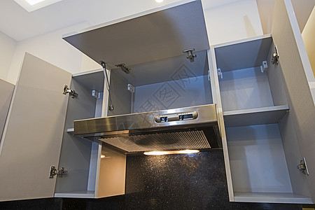 现代公寓厨房装有抽水机粉丝的纸板图片