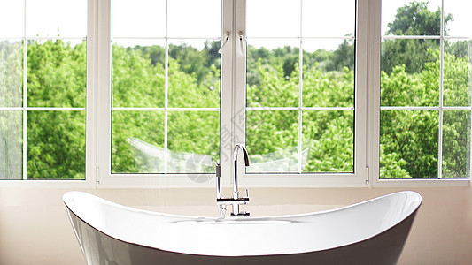 现代洗手间 在明亮的室内 有大窗户内阁浴缸地面奢华装饰旅行房子城市财产建筑学图片