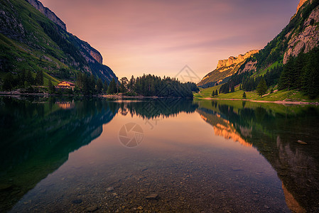 瑞士瑞士阿尔卑斯山的Seealpsee湖上日落图片