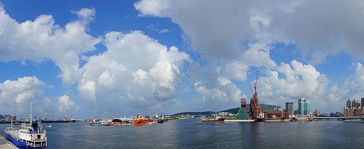 高雄港全景船舶起重机后勤港口海洋天空城市码头运输地平线图片