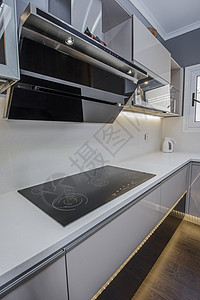豪华公寓的现代厨房炊具设计家具器具窗户抽油烟机房子排气扇风格展示厅炉灶条形图片