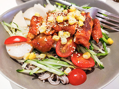 a 配蔬菜的烤鸡饮食白色油炸红色美食午餐盘子绿色沙拉图片